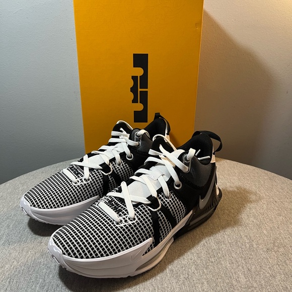 Nike Lebron Witness VII White Metallic Silver Black Men Size 10.5 DM1123-100